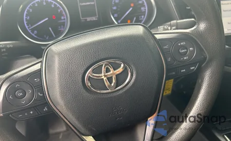 2020 Toyota Camry Le z USA, uszkodzony, nr VIN 4T1C11AK1LU999737